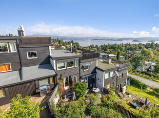 Pent rekkehus m/flotte uteplasser, nydelig sjøutsikt og stor, solrik takterrasse. Frodig og pen Japaninspirert hage