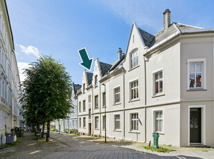 Ærverdig bygård i Sandviken med 5 leiligheter (opprinnelig 6), stor kjeller og loft. Behov for renovering/modernisering.