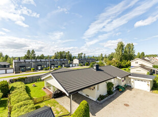 Sentrumsnær og fin enebolig med praktisk planløsning. Hagestue og fine uteplasser. Garasje og carport.