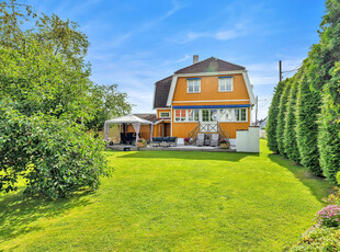 Sjarmerende og påkostet villa med sjel på Vigernes | Solfylt og romslig terrasse og hage | Carport m EL-lader