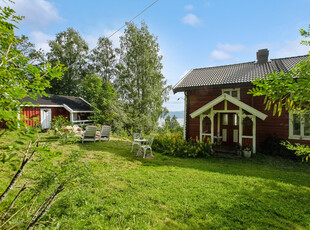 Sjarmerende tømmerstue med frodig hage og Mjøsgløtt! Naturskjønt, rolig og idyllisk med kort vei til det meste!