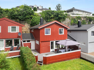 SKJEBSTAD- Innholdsrikt og pent kjedehus med 3 soverom. Stor flott hage og terrasse. Gode solforhold. Garasje i rekke.