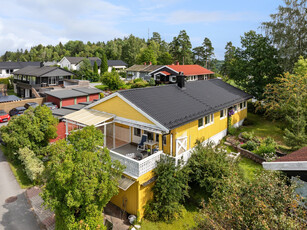 Stor enebolig i meget barnevennlig område - meget gode solforhold - garasje og carport - flott hage - innglasset balkong