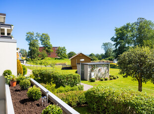 Stor og flott 4-roms terrasseleilighet med heis | Sydv. terrasse | Garasjeplass m/ lader | Skjermet og rolig beliggenhet