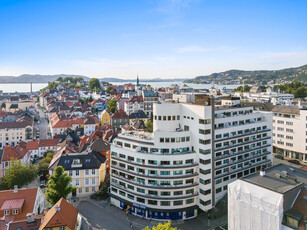 Stor og lys 3-roms m/ 2 bad og utsikt til både Fløyen, Nordnes og sjøgløtt mot Puddefjorden. Heis og felles takterrasse!