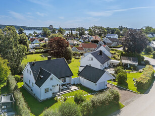 Velholdt og stilfull enebolig på attraktive Teie - Perfekt familiebolig med gode solforhold og garasje m/carport.