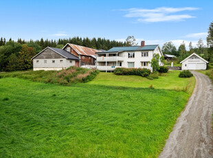 Vestheim Gård - Landbrukseiendom med tomannsbolig, 2 garasjer, låve med fjøs og seter