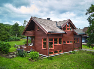 VESTMARKA - Egenartet & innholdsrik enebolig over 3 plan - Carport - Utsikt