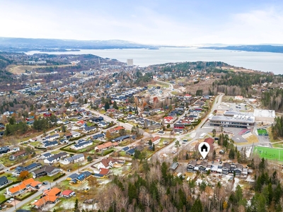 Familievennlig enebolig i rekke - Stor terrasse - Solrik, frodig hage - Garasje - Nært barnehage, skole og lysløype.