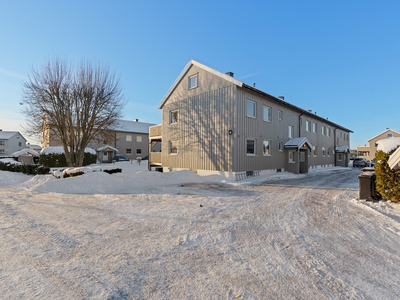 3-roms endeleilighet i 1. etasje. Fredelige omgivelser på Lundheim med kort avstand til skole og barnehage.