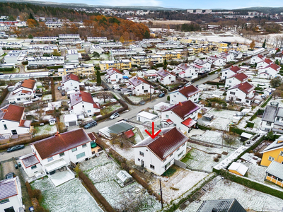 Attraktivt og populært beliggende halvpart av vertikaldelt tomannsbolig. Oppussingsobjekt. Egen tomt og garasje