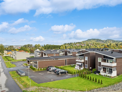 Brumunddal - pen og nyere leilighet med sentral beliggenhet. Lekkert og nyoppusset bad! Carport.