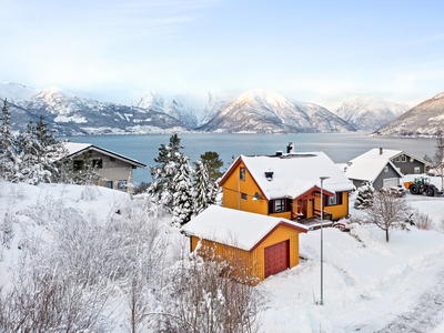 Einebustad på toppen av Tråna bustadfelt på Vangsnes med panorama utsikt til Sognefjorden