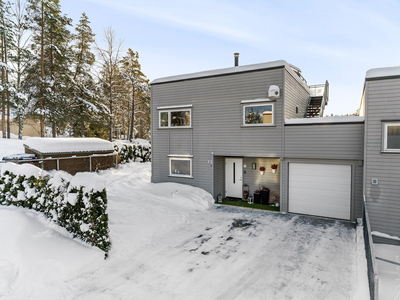 Enebolig i kjede med to bad og 3 soverom. Loftstue. Nærhet til turområder. Takterrasse