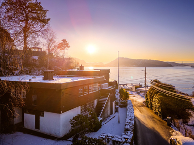 Enebolig i populært område, med flott utsikt over innseilingen og Byfjorden. Behov for rehabilitering.