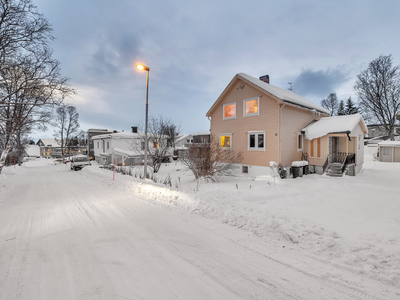 Enebolig med garasje på stor tomt i attraktivt boligstrøk på Sør-Tromsøya. Gangavstand til sentrum, skoler og turområder