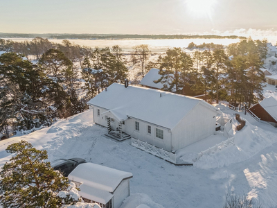 Enebolig over ett plan i rolige omgivelser | Kort vei til skog og sjø | Uteområder med gode solforhold | Barnevennlig |