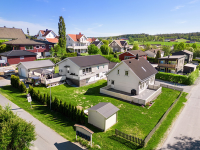 Enebolig over to plan fra 2011. Garasje. Solrik tomt med stor hage og terrasse. Lite trafikert gate. Kort vei til skole