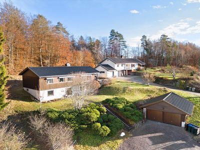 Enebolig på selveiertomt med flott beliggenhet i Kjørkåsen. Utsikt, sol og blindgate. Oppgraderingsbehov!