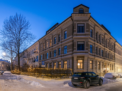 Ettertraktet hjørneleilighet med klassiske detaljer i nyoppusset bygård. Fasjonabel beliggenhet i rolig gate.