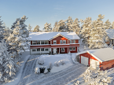 Familievennlig enebolig med hage, fine uteplasser, flott utsikt og dobbelgarasje, barnevennlig og grenser til marka.