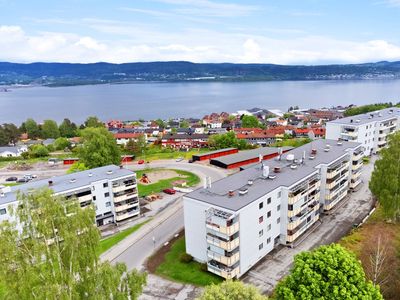 Gjennomgående 3-roms leilighet med solrik innglasset balkong - garasje - baderom planlagt rehabilitert 2024