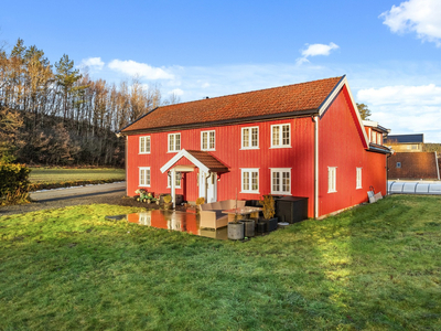 HOLUM- Innbydende enebolig med basseng på romslig solrik tomt. Stor dobbel garasje og carport. Sentralt beliggende.