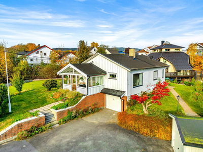 Idyllisk beliggende enebolig over 2 plan - Rolig og barnevennlig - Garasje.