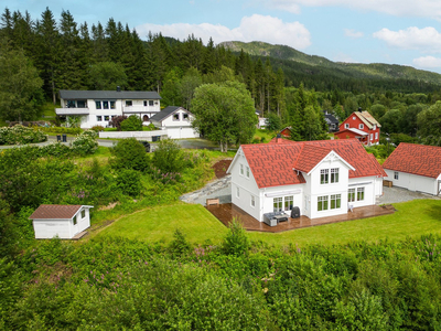 Innbydende enebolig fra 2014. Høy og fin beliggenhet på Bergsmo. Solrik tomt og utsikt. Dobbelgarasje.