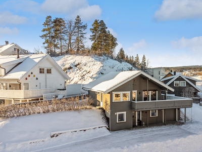 Innholdsrik enebolig i attraktivt og barnevennlig område | 3 soverom | Gode lys- og solforhold | Garasje