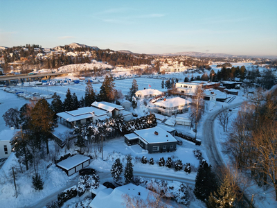 Innholdsrik, hyggelig familievilla med gode solforhold og båt-/bryggerett. Stor hage og terrasse. Garasje