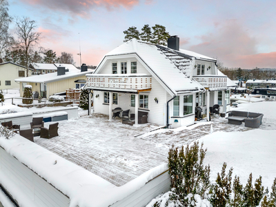 Innholdsrik og svært velholdt enebolig med stor tomt, garasje, carport og solfylte uteplasser. Påkostet bergvarmeanlegg.