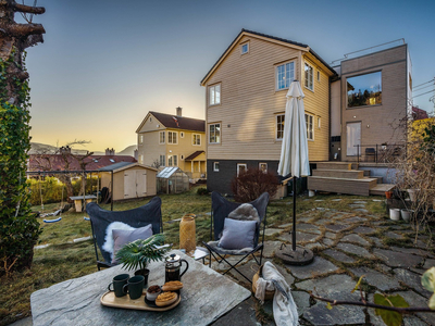 Innholdsrik og velholdt enebolig med takterrasse. Attraktiv beliggenhet og gode solforhold. Carport med elbil-lader.