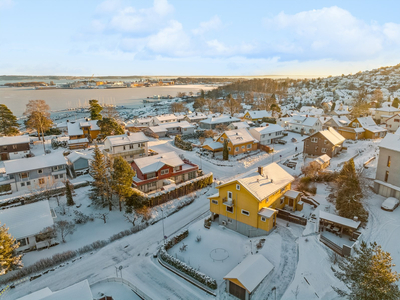 Innholdsrik vertikaldelt halvpart av tomannsbolig med romslig tomt. 3 soverom. 2 stuer. Uinnredet loft. Egen garasje.