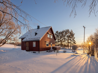 Koselig, eldre enebolig på stor tomt med dobbelgarasje, hage og veranda. 4 soverom, bad og vaskerom. Landlig og solrikt.