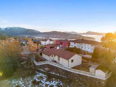 Koselig enebolig med stor tomt sentralt i Haukedalen. Barnevennlig. Gangavstand til butikk og buss med hyppig avganger.