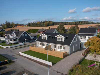 Kunne du tenke deg en helt nyoppført halvpart av tomannsbolig? Ca. 10 min fra Hamar sentrum! 3 soverom. Solrik uteplass.