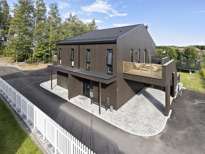 Lekker og innflytningsklar bolig fra 2022. God bo-komfort og praktisk løsning. Solrik uteplass og carport!