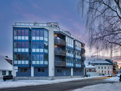 Lys og pen 3-roms i 2.etasje. 2 soverom, ett med utgang til balkong - Felles takterrasse - Mulighet for kjøp av p-plass.