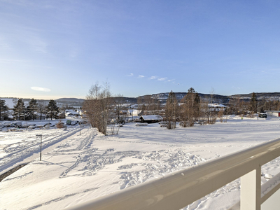 Lys og pen leilighet med sydvestvendt balkong på 8 m² - Garasjeplass m/elbillader - Kjøkken 2023 - Barnevennlig boområde