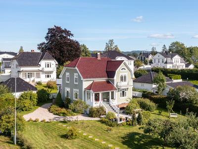 Meget flott klassisk Falkum-villa i Jugendstil - Stor og fin tomt - Barnevennlig beliggenhet - Innholdsrik!