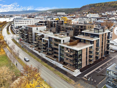 Moderne 3-roms endeleilighet med 305 cm takhøyde og nærhet til sentrum og elva - 2 balkonger - parkeringsmulighet