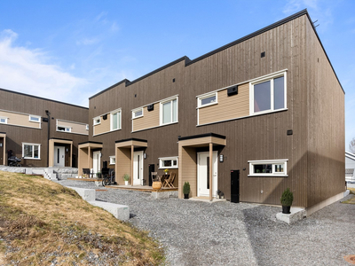 Moderne enderekkehus fra 2021, med carport, elbillader og terrasse. 3 soverom og wc i begge etasjer. Rett ved marka.