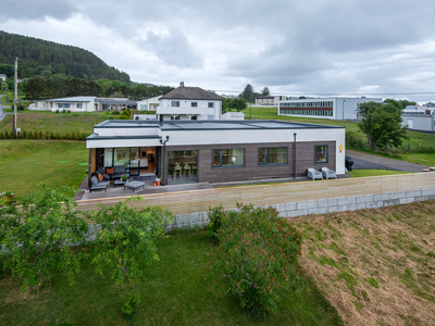 Moderne enebolig fra 2022. Gjennomtenkte løsninger og god standard. Carport og flott opparbeidet tomt.