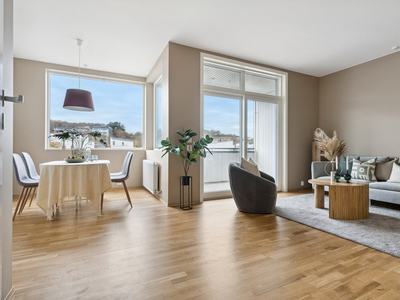 Moderne og delikat leilighet med god planløsning og attraktiv beliggenhet! 2 soverom - balkonger - Parkering - Heis