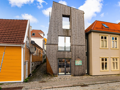 Strøken, nyere høy standard toppleilighet i moderne designperle - god takhøyde - takvindu - store gode rom - heis