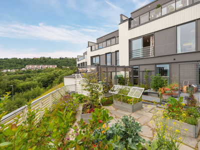 Moderne & velholdt rekkehus med enestående utsikt - Blindvei - Vannbåren varme - Carport - Innglasset takterrasse