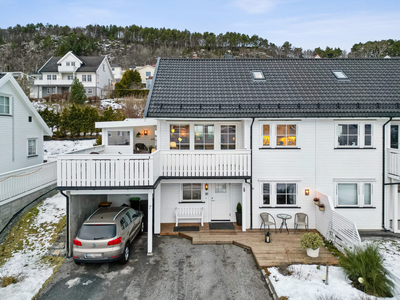 Moderne tomannsbolig fra 2010 | Flotte uteområder med nydelig utsikt | Carport | Barnevennlig område