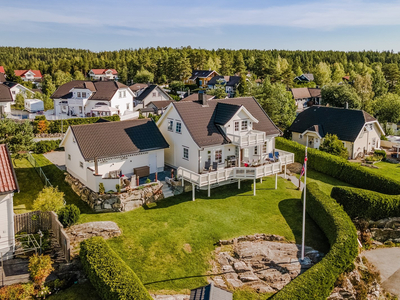 Flott og påkostet enebolig med godkjent utleiedel | Solrik tomt(1027m²) | Dobbelgarasje | Bergvarme | 4 soverom og 3 bad