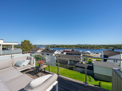 Nyere og påkostet rekkehus fra 2020. Nydelig utsikt og fantastisk beliggenhet. Takterrasse m/panoramautsikt. Garasje.